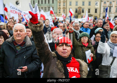 Cracovie, Pologne. Mar 13, 2016. De personnes se sont réunies à la place principale de Cracovie à demonstre contre Cour Constitutionnelle crise. La manifestation était organisée par KOD - Le Comité pour la défense de la démocratie. © Zawrzel Kaneja/Pacific Press/Alamy Live News Banque D'Images