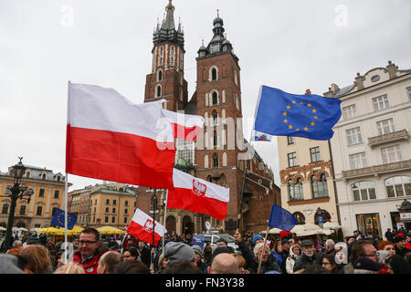 Cracovie, Pologne. Mar 13, 2016. De personnes se sont réunies à la place principale de Cracovie à demonstre contre Cour Constitutionnelle crise. La manifestation était organisée par KOD - Le Comité pour la défense de la démocratie. © Zawrzel Kaneja/Pacific Press/Alamy Live News Banque D'Images