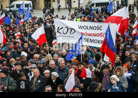 Cracovie, Pologne. Mar 13, 2016. De personnes se sont réunies à la place principale de Cracovie à demonstre contre Cour Constitutionnelle crise. La manifestation était organisée par KOD - Le Comité pour la défense de la démocratie. © Zawrzel Kaneja/Pacific Press/Alamy Live News Banque D'Images