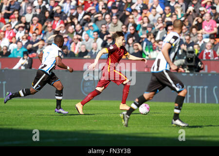 Udine, Italie. Mar 13, 2016. Avant de Roma Stephan El Shaarawy witgh exécute la balle au cours de la Serie A italienne match de football entre l'Udinese Calcio v AS Roma. La Serie A italienne match de football entre l'Udinese Calcio v AS Roma. Score final 1-2, buts pour les Roms par Dzeko et Florenzi, pour l'Udinese Fernandes. Credit : Andrea Spinelli/Pacific Press/Alamy Live News Banque D'Images