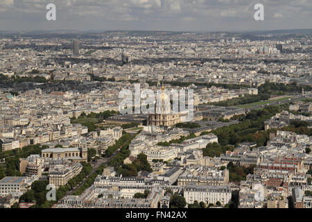 Vue vers le Dôme des Invalides, Paris, France vue de la Tour Montparnasse. Banque D'Images