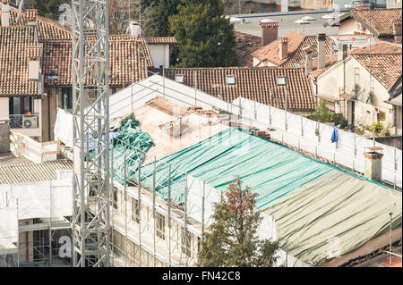 Rénovation d'un toit. Avec la récupération de vieux carreaux de faïence. Banque D'Images