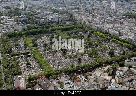 Regarder sur le cimetière du Montparnasse Paris, France de la Tour Montparnasse. Banque D'Images