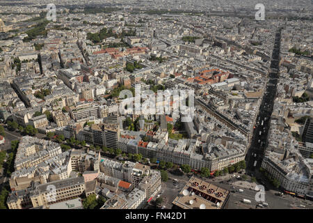 Voir en bas de la rue de Rennes à Paris, France à partir de la Tour Montparnasse. Banque D'Images