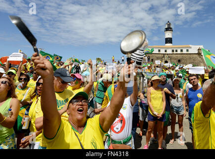 Salvador de Bahia, Brésil. Mar 13, 2016. Les gens prennent part à une manifestation de protestation contre le gouvernement devant le phare de la Barra, à Salvador de Bahia, Brésil, le 13 mars 2016. Des milliers de personnes ont pris les rues le dimanche dans des dizaines de villes du Brésil de demander la destitution du Président du Brésil, Dilma Rousseff, selon la presse locale. © Walter Pontes/COPERPHOTO/AGENCIA ESTADO/Xinhua/Alamy Live News Banque D'Images