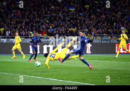Kiev, UKRAINE - le 15 novembre 2013 : Les joueurs se battre pour une balle pendant la Coupe du Monde FIFA 2014 play-off match entre l'Ukraine (en jaune) Banque D'Images