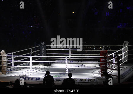 Kiev, UKRAINE - le 13 décembre 2014 : ring de boxe au Palais des Sports de Kiev au cours de Soirée 'Boxing' Banque D'Images