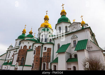 Les dômes et les croisements de la cathédrale Sainte-Sophie (cathédrale orthodoxe de l'Est, 11ème siècle) à Kiev, Ukraine. Site du patrimoine mondial de l'UNESCO Banque D'Images