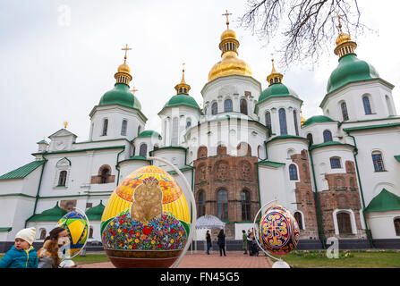 Kiev, UKRAINE - 16 avril 2015 : Festival ukrainien Pysanka (oeufs de Pâques) au Sanctuaire National de Sainte Sophie à Kiev, Ukraine complexes Banque D'Images