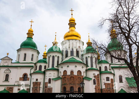Les dômes et les croisements de la cathédrale Sainte-Sophie (cathédrale orthodoxe de l'Est, 11ème siècle) à Kiev, Ukraine Banque D'Images