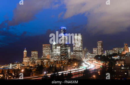 La nuit tombe sur l'heure de pointe commence à Seattle Banque D'Images