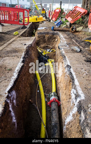 Vieux métal des tuyaux de gaz d'être remplacées par des conduites en plastique pour empêcher les fuites de gaz en raison de la corrosion des tuyaux de métal Banque D'Images