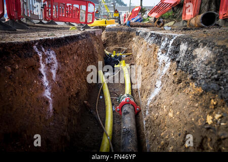 Vieux métal des tuyaux de gaz d'être remplacées par des conduites en plastique pour empêcher les fuites de gaz en raison de la corrosion des tuyaux de métal Banque D'Images