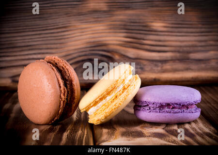 Les macarons sur le fond en bois. Banque D'Images