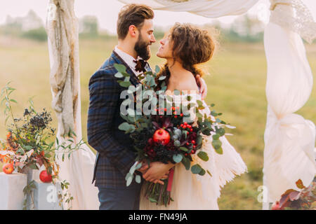 Couple de regarder avec amour les uns les autres lors de la cérémonie Banque D'Images