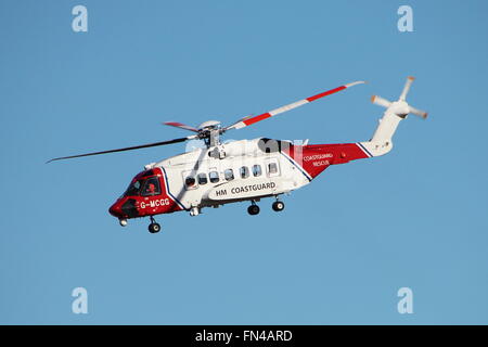 G-MCGG, un hélicoptère Sikorsky S-92 exploité par Bristow Helicopters au nom de HM, garde-côtes à l'Aéroport International de Prestwick. Banque D'Images