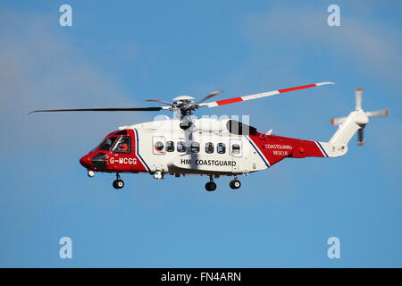 G-MCGG, un hélicoptère Sikorsky S-92 exploité par Bristow Helicopters au nom de HM, garde-côtes à l'Aéroport International de Prestwick. Banque D'Images