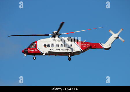 G-MCGG, un hélicoptère Sikorsky S-92 exploité par Bristow Helicopters au nom de HM, garde-côtes à l'Aéroport International de Prestwick. Banque D'Images