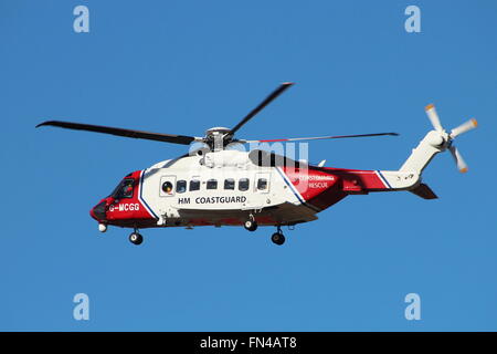 G-MCGG, un hélicoptère Sikorsky S-92 exploité par Bristow Helicopters au nom de HM, garde-côtes à l'Aéroport International de Prestwick. Banque D'Images