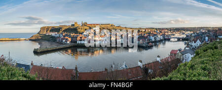 Whitby Harbour panorama. Large vue sur la vieille ville, une partie de la célèbre Côte du patrimoine du Yorkshire. Banque D'Images