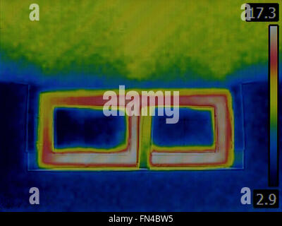 Image thermique d'une perte de chaleur à partir de la fenêtre du sous-sol Banque D'Images
