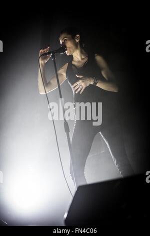 Milan, Italie. 13 mars, 2016. Jehnny Beth du groupe de rock anglais sauvages représenté sur scène comme elle se produit live au Magazzini Generali à Milan, Italie : Roberto Finizio Crédit/Pacific Press/Alamy Live News Banque D'Images