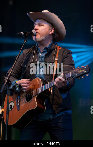 Londres, Royaume-Uni. 13 mars 2016. L'auteur-compositeur irlandais, Mundy, joue sur la scène à Trafalgar Square au cours de la Saint Patrick festival dans le centre de Londres. Crédit : Stephen Chung / Alamy Live News Banque D'Images