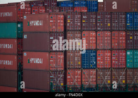 Les conteneurs d'expédition Hyundai empilés sur un cargo à Southampton, Angleterre, Royaume-Uni. Banque D'Images