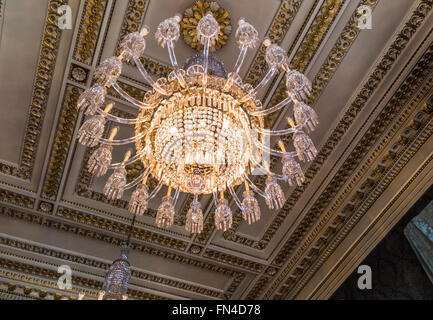 Beau lustre en cristal dans la cour salle de dessin, de poissonnerie Hall, London EC4 Banque D'Images