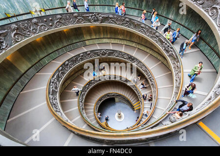 Escalier en spirale iconique Bramante dans les Musées du Vatican, Rome, Italie Banque D'Images