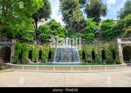 Fontaine ovale (Fontana dell'Ovato) dans les jardins de la Villa d'Este, une villa à Tivoli, près de Rome, Italie Banque D'Images