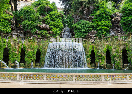 Fontaine ovale (Fontana dell'Ovato) dans les jardins de la Villa d'Este, une villa à Tivoli, près de Rome, en Italie, une destination touristique de premier plan Banque D'Images