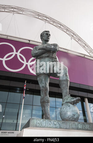 Bobby Moore statue ci-dessous au stade de Wembley au cours de passage de Londres 2012 Jeux Olympiques,,,Angleterre,UK, Europe. Banque D'Images