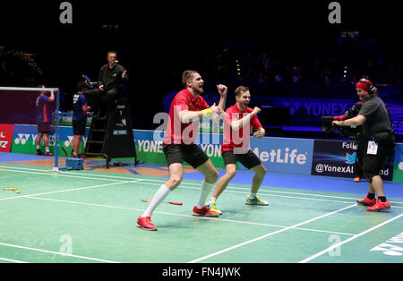 Birmingham. Mar 13, 2016. Vladimir Ivanov (L)/Ivan Sozonov de célébrer la Russie après la finale du double avec Hiroyuki Kenichi Endo/Hayakawa du Japon à la YONEX All England Open 2016 Badminton à Birmingham, Grande-Bretagne le 13 mars 2016. Vladimir Ivanov/Ivan Sozonov a gagné 2-1. Credit : Han Yan/Xinhua/Alamy Live News Banque D'Images