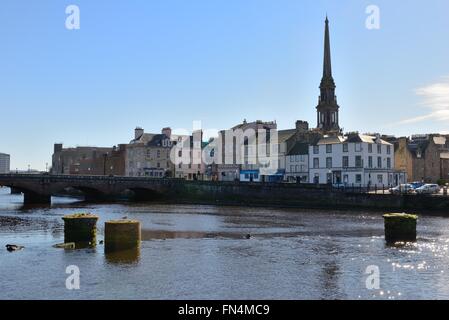 La rivière Ayr circulant dans centre-ville d'Ayr, en Ecosse, Royaume-Uni, Europe Banque D'Images