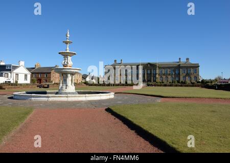 Steven Memorial Fountain et l'Ayrshire Council, dans des bâtiments du comté de Wellington Square, Ayr, Scotland, UK Banque D'Images