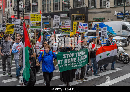 New York, États-Unis. Mar 13, 2016. New York : Jour de la paix et de la solidarité organisé par la Coalition anti-guerre des nations, anti-guerre, anti-raciste et activistes pour la justice sociale se sont réunis au Herald Square à New York pour dire "non" à la poursuite de la guerre et de demander de l'argent pour les besoins humains. Des guerres à l'étranger signifient l'austérité et la police militarisée à la maison. Crédit : Erik McGregor/Pacific Press/Alamy Live News Banque D'Images