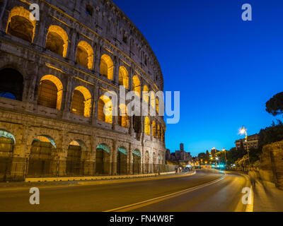 Le colisée la nuit, Rome, Italie Banque D'Images