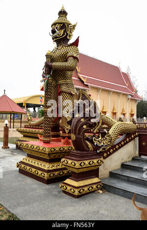 Un immense temple guardian en face d'une petite salle à côté du temple principal hall de Wat Khao Kalok à Pranburi, Thaïlande Banque D'Images