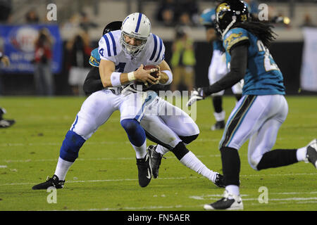 Jacksonville, Florida, UNITED STATES. Dec 18, 2008. 18 déc., 2008 ; Jacksonville, FL, USA ; Indianapolis Colts tight end Dallas Clark (44) est abordé par Jacksonville Jaguars Brian évoluait Williams (29) au cours de la première moitié du match des Colts contre les jaguars de Jacksonville Municipal Stadium. ZUMA Press/Scott A. Miller © Scott A. Miller/ZUMA/Alamy Fil Live News Banque D'Images