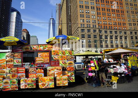 New York City Vendeurs de rue avec une organisation mondiale du commerce dans l'arrière-plan, Battery Park, New York, NY, USA Banque D'Images