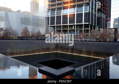 Reflet de la 3 World Trade Centre sur la piscine du Sud, New York City, NY, USA Banque D'Images