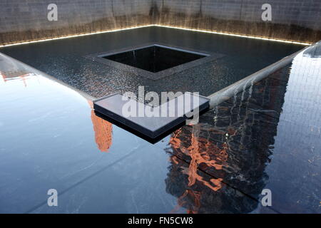 Reflet de la 3 World Trade Centre sur la piscine du Sud, New York City, NY, USA Banque D'Images