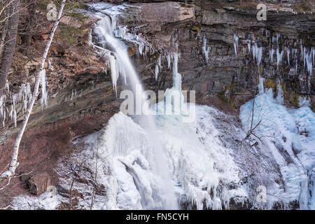 La partie supérieure de la moitié gelé Kaaterskill Falls dans les Catskills Mountains of New York. Banque D'Images