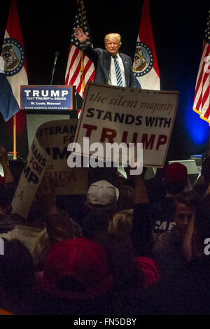 Saint Louis, Missouri, USA. Mar 11, 2016. DONALD TRUMP vagues aux partisans alors qu'il commence à quitter le stade de la Peabody Opera House à Saint Louis, MO. © Michael Weaver/ZUMA/Alamy Fil Live News Banque D'Images