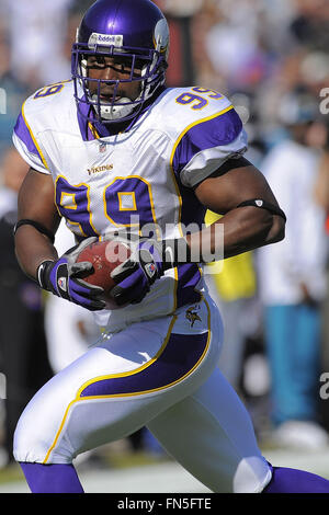 23 novembre 2008 - Jacksonville, Floride, USA - Minnesota Vikings attaquer Leger Douzable défensives (99) au cours de la partie contre les Vikings Jacksonville Jaguars de Jacksonville Municipal Stadium le 23 novembre 2008 à Jacksonville, en Floride, ZUMA Press/Scott A. Miller (crédit Image : © Scott A. Miller via Zuma sur le fil) Banque D'Images