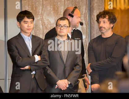 Lee Se-dol, Demis Hassabis et Sergey Brin, Mar 12, 2016 Corée du Sud : Rendez-maître Lee Se-dol (L), Demis Hassabis (C), chef de la direction de l'entreprise Google DeepMind AlphaGo et Sergey Brin (R), co-fondateur de Google assister à une conférence de presse après le troisième match de la Google DeepMind Défi à Séoul, Corée du Sud. Lee a battu le dimanche AlphaGo, l'intelligence artificielle (IA) du programme faite par Google DeepMind, pour la première fois à la quatrième match pendant l'humain spécial contre l'ordinateur et le go-round 5 Go est maintenant 3-1 en date du 14 mars 2016, les médias locaux ont rapporté. (Photo de Banque D'Images