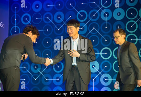 Lee Se-dol, Demis Hassabis et Sergey Brin, Mar 12, 2016 Corée du Sud : Rendez-maître Lee Se-dol (C), Demis Hassabis (R), chef de la direction de l'entreprise Google DeepMind AlphaGo et Sergey Brin, Google co-fondateur de participer à une conférence de presse après le troisième match de la Google DeepMind Défi à Séoul, Corée du Sud. Lee a battu le dimanche AlphaGo, l'intelligence artificielle (IA) du programme faite par Google DeepMind, pour la première fois à la quatrième match pendant l'humain spécial contre l'ordinateur et le go-round 5 Go est maintenant 3-1 en date du 14 mars 2016, les médias locaux ont rapporté. (Photo de Lee Banque D'Images