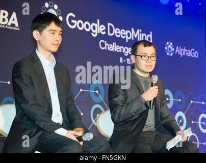 Lee Se-Demis Hassabis et dol, Mar 12, 2016 Corée du Sud : Rendez-maître Lee Se-dol (L) et demis Hassabis, PDG de l'entreprise Google DeepMind AlphaGo assister à une conférence de presse après le troisième match de la Google DeepMind Défi à Séoul, Corée du Sud. Lee a battu le dimanche AlphaGo, l'intelligence artificielle (IA) du programme faite par Google DeepMind, pour la première fois à la quatrième match pendant l'humain spécial contre l'ordinateur et le go-round 5 Go est maintenant 3-1 en date du 14 mars 2016, les médias locaux ont rapporté. © Lee Jae-Won/AFLO/Alamy Live News Banque D'Images