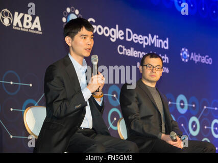 Lee Se-Demis Hassabis et dol, Mar 12, 2016 Corée du Sud : Rendez-maître Lee Se-dol (L) et demis Hassabis, PDG de l'entreprise Google DeepMind AlphaGo assister à une conférence de presse après le troisième match de la Google DeepMind Défi à Séoul, Corée du Sud. Lee a battu le dimanche AlphaGo, l'intelligence artificielle (IA) du programme faite par Google DeepMind, pour la première fois à la quatrième match pendant l'humain spécial contre l'ordinateur et le go-round 5 Go est maintenant 3-1 en date du 14 mars 2016, les médias locaux ont rapporté. © Lee Jae-Won/AFLO/Alamy Live News Banque D'Images